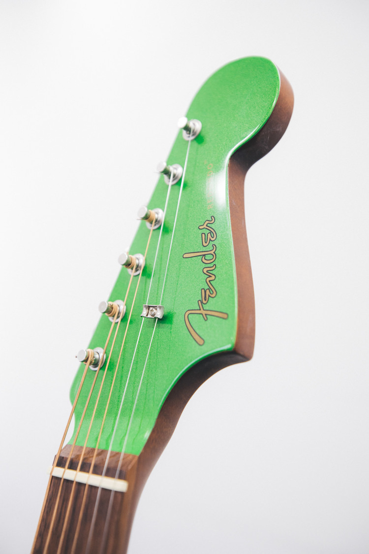 塩見きら所有のFender California Playerのエレクトリックアコースティックギター