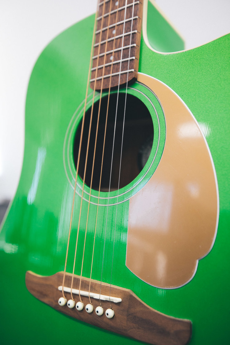 塩見きら所有のFender California Playerのエレクトリックアコースティックギター