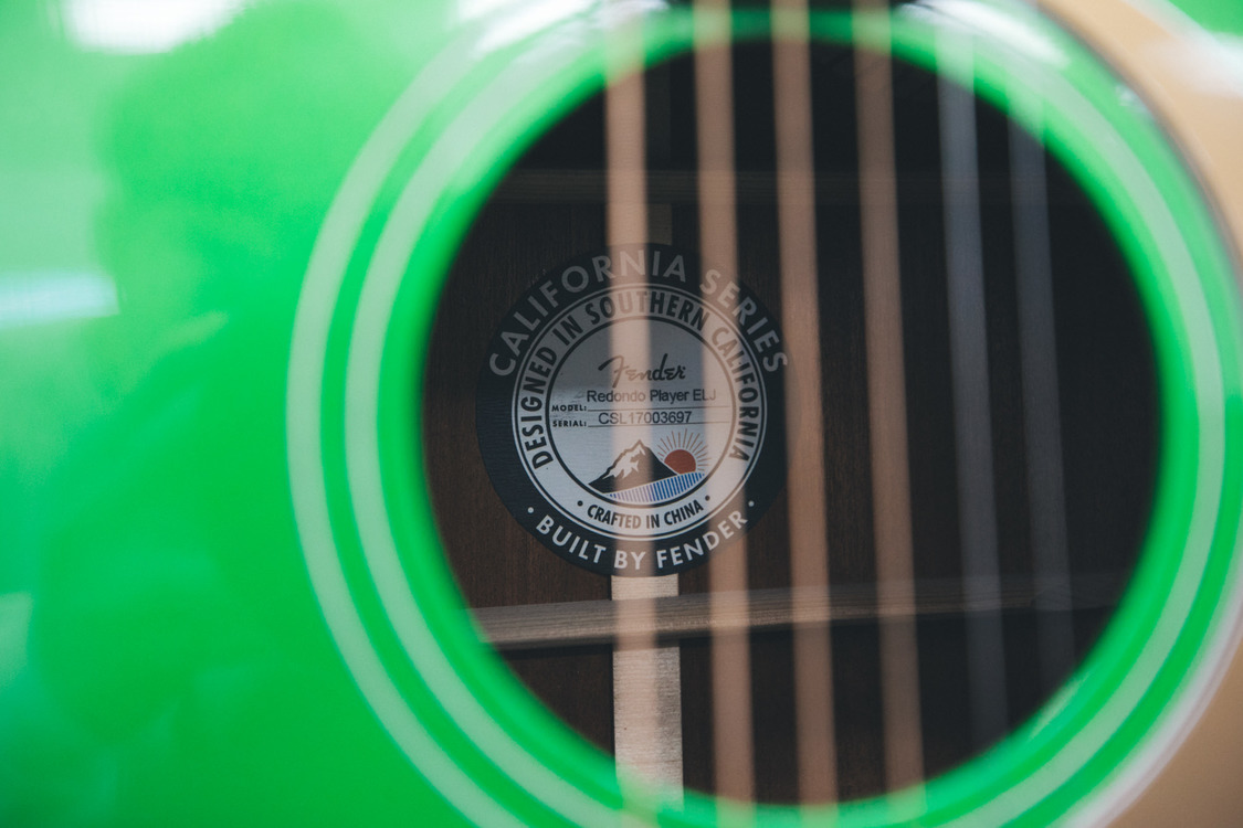 塩見きら所有のFender California Playerのエレクトリックアコースティックギター