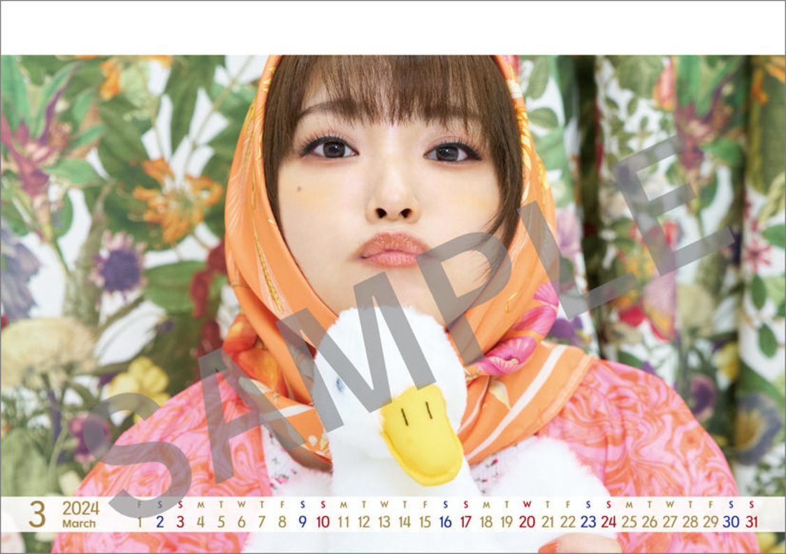 『卓上　井澤詩織 4月始まりカレンダー』より