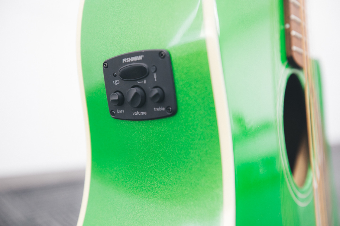 塩見きら所有のFender California Playerのエレクトリックアコースティックギター