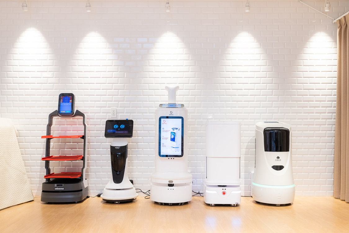 『ハロハスロボティクス』社とシェアスペースをしているため、同社が取り扱っている受付ロボット、ルームサービスロボット、配膳ロボット、空気清浄ロボットたちも出迎えてくれる。