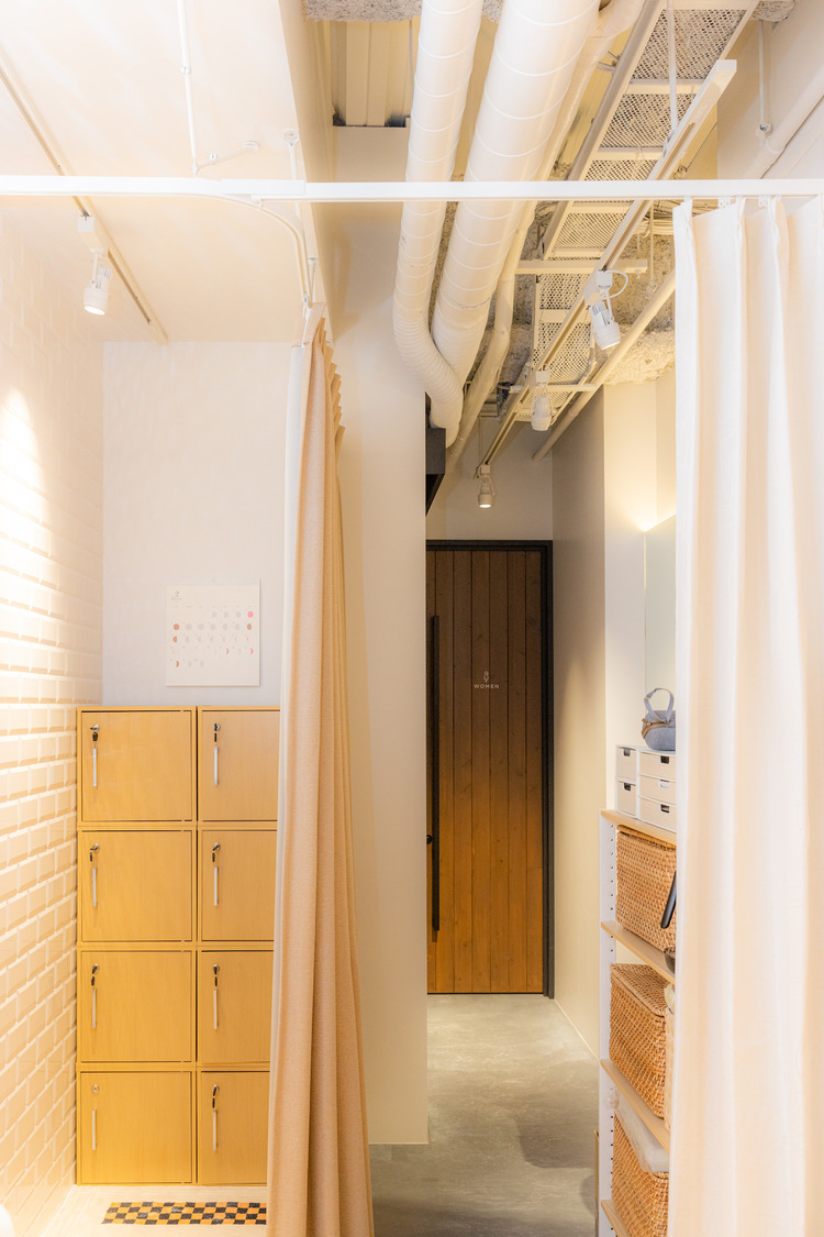 スタジオには奥にはロッカーとお手洗い。