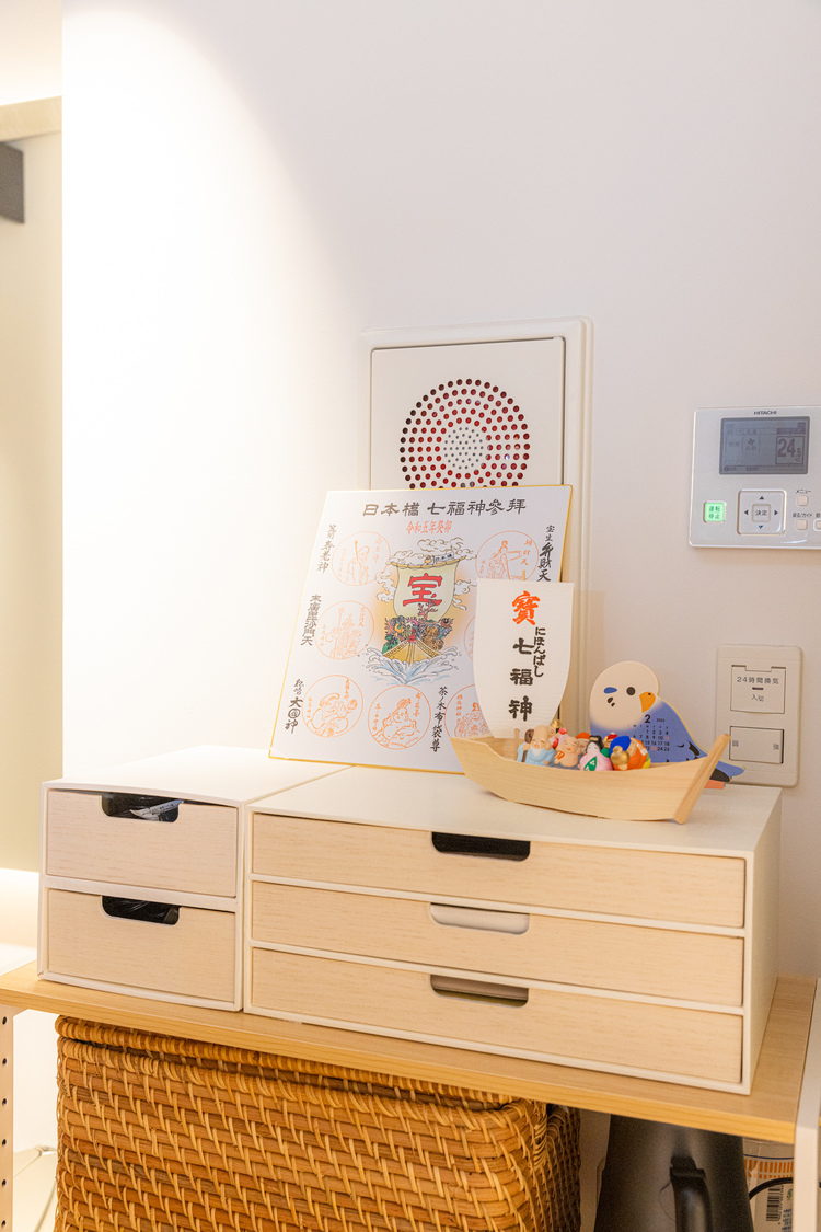 江嶋が“新しいおうち”と語るように、日本橋七福神参拝の色紙と、江嶋のペット“おもち（インコ）”のカレンダーが置かれていた。