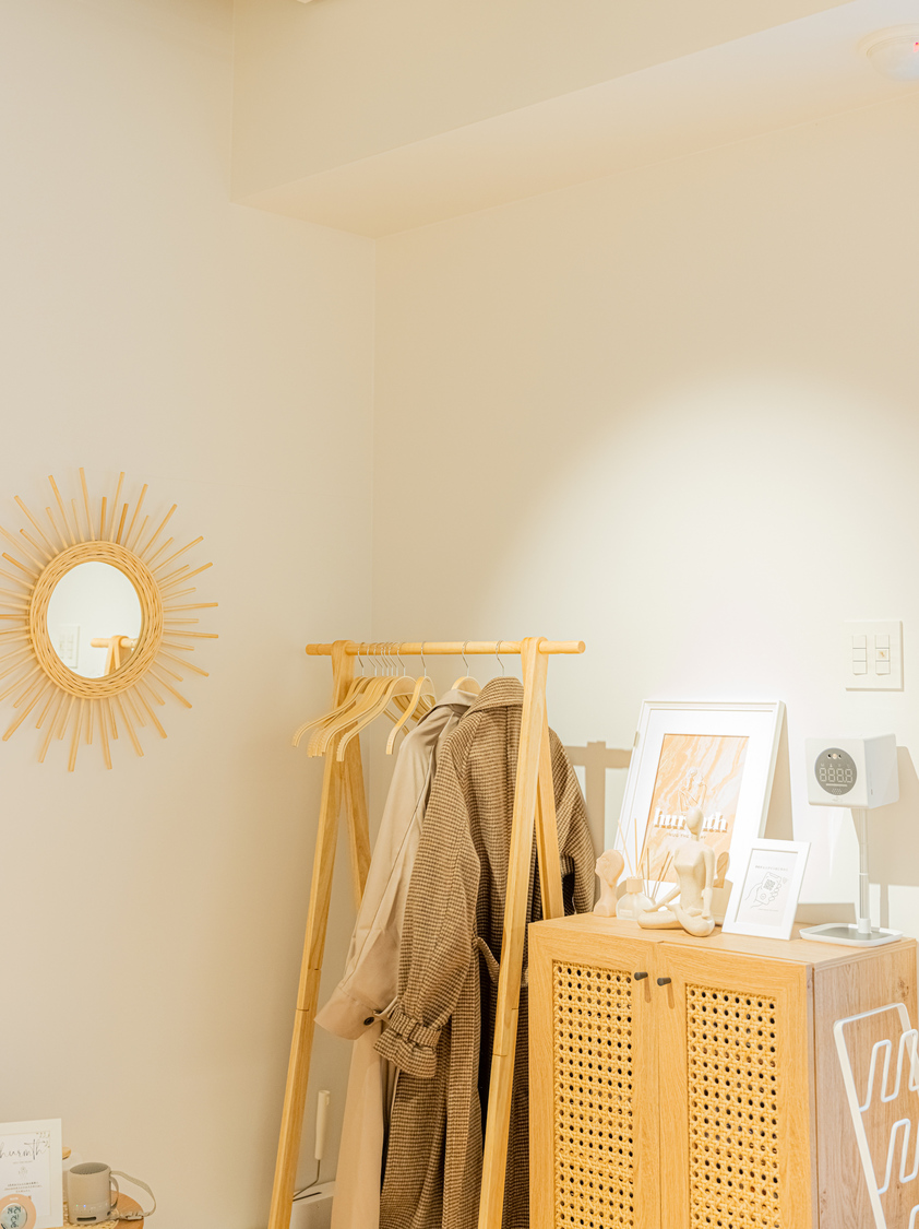 エントランスに置かれているハンガーと鏡。