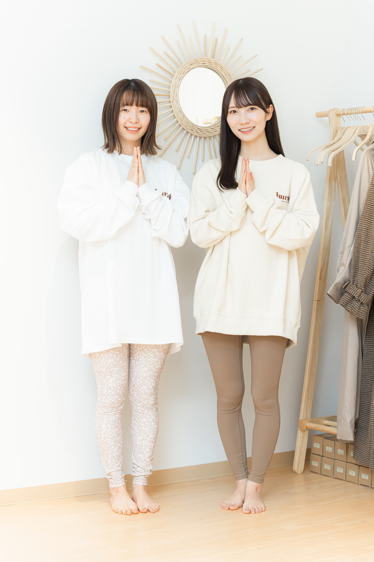 阿部葵と江嶋綾恵梨。2人でコースを分けながらレッスンを行なっていく。