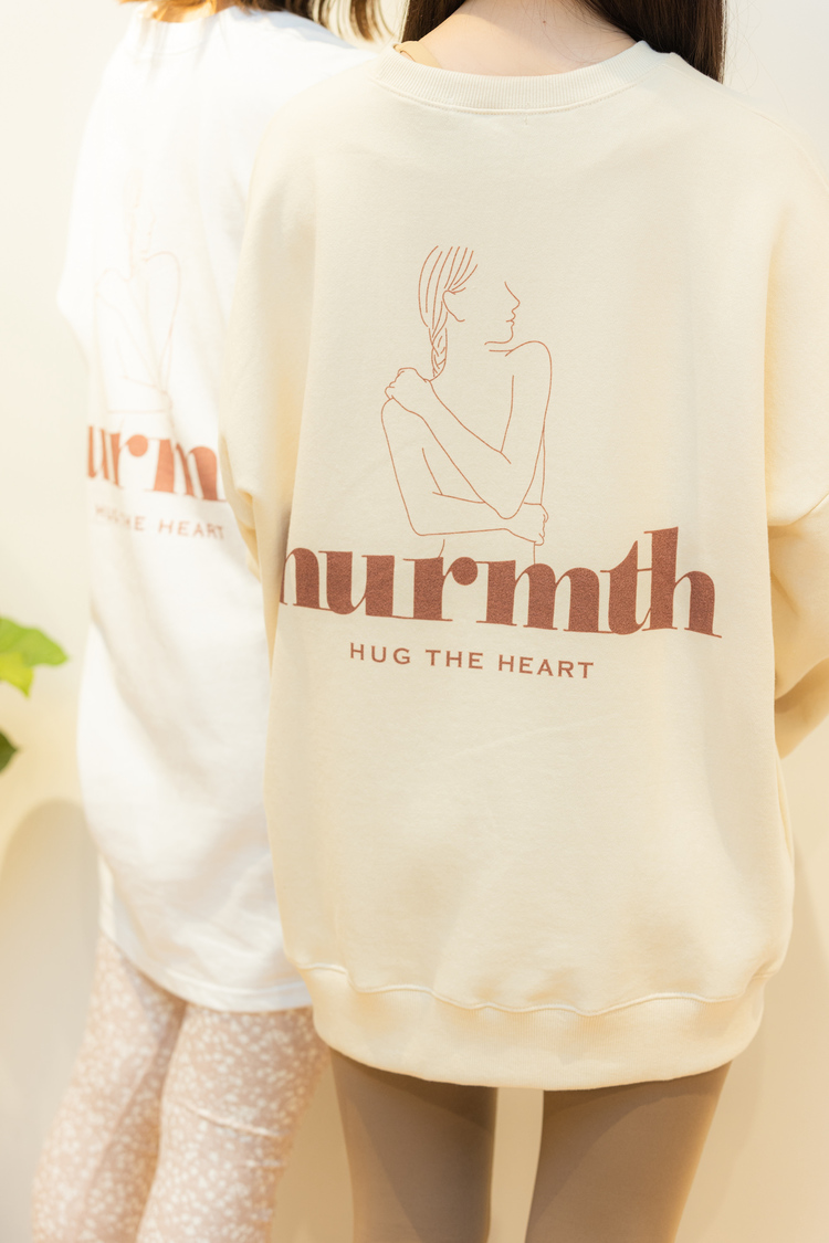 背中にはhurmthのイラストが描かれていた