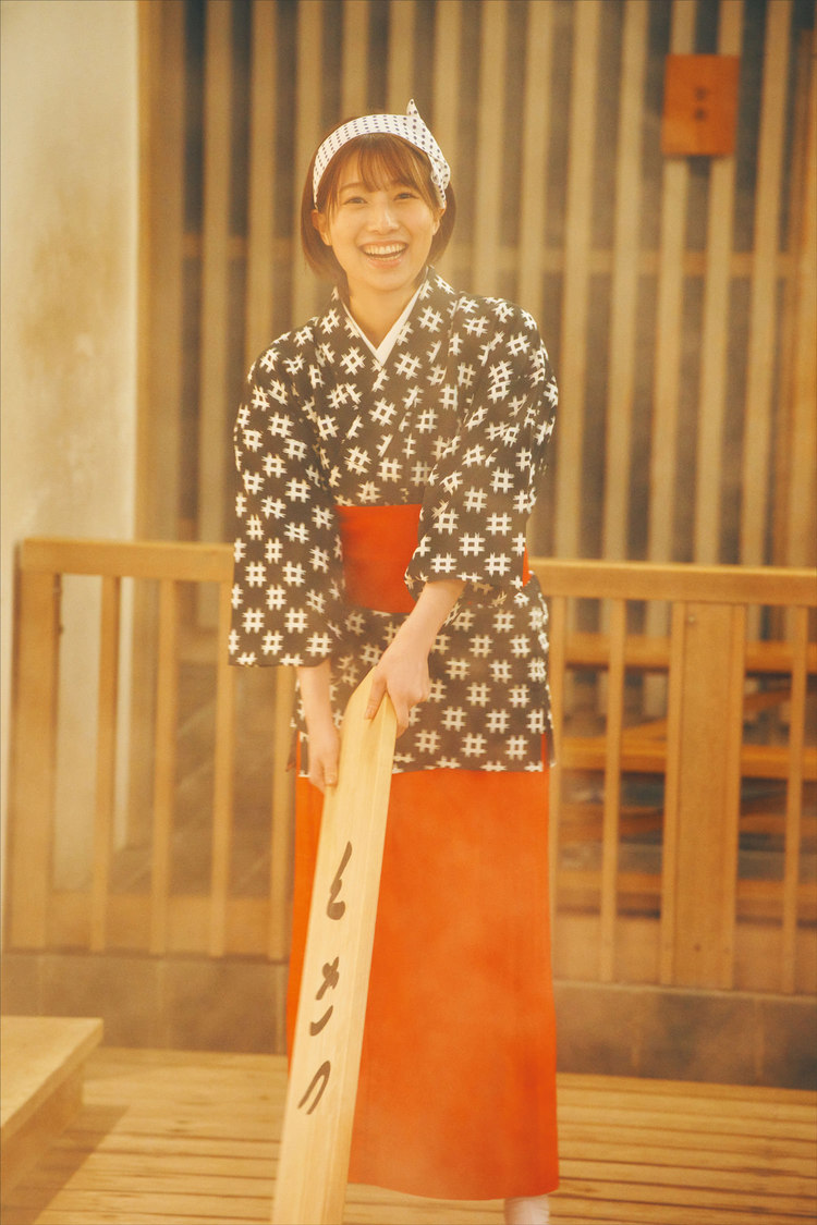 『NMB48安部若菜ファースト写真集 愛される予感』先行カット（徳間書店／撮影：岡本武志）