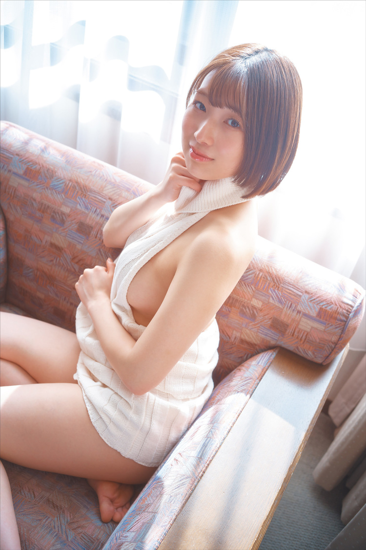 『NMB48安部若菜ファースト写真集 愛される予感』先行カット（徳間書店／撮影：岡本武志）