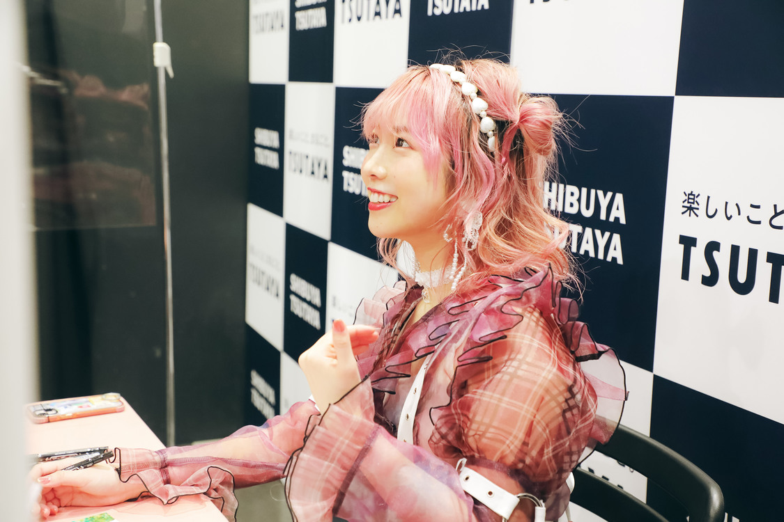 『戸田真琴フォトブック Makolin is』（東京ニュース通信社刊）