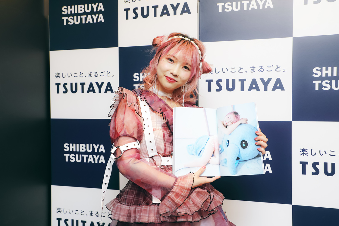 『戸田真琴フォトブック Makolin is』（東京ニュース通信社刊）