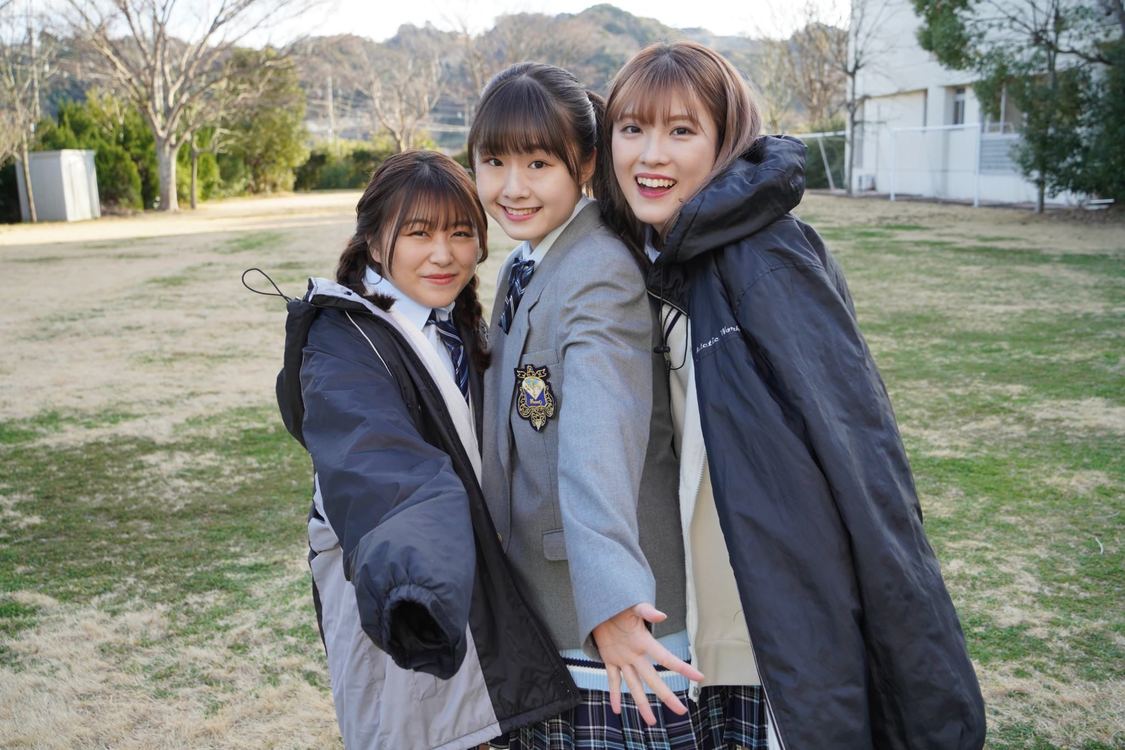 島崎友莉亜、新倉愛海、森永新菜