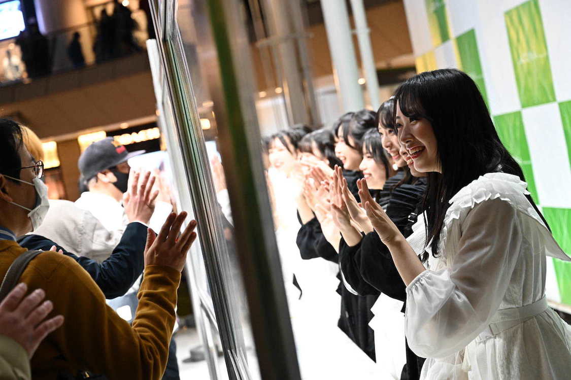 ＜9thシングル「息をする心」発売記念インストアライブ＞ラゾーナ川崎プラザ ルーファ広場 グランドステージ（2023年3月15日／©STU）