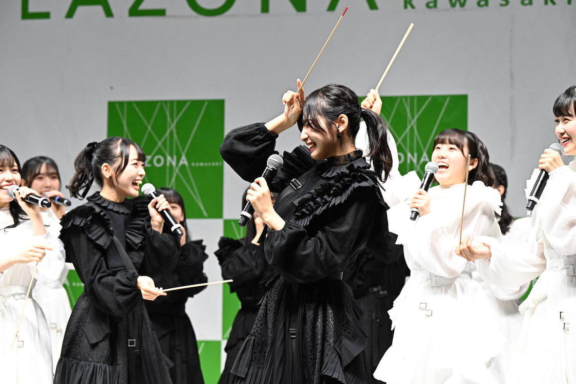 ＜9thシングル「息をする心」発売記念インストアライブ＞ラゾーナ川崎プラザ ルーファ広場 グランドステージ（2023年3月15日／©STU）