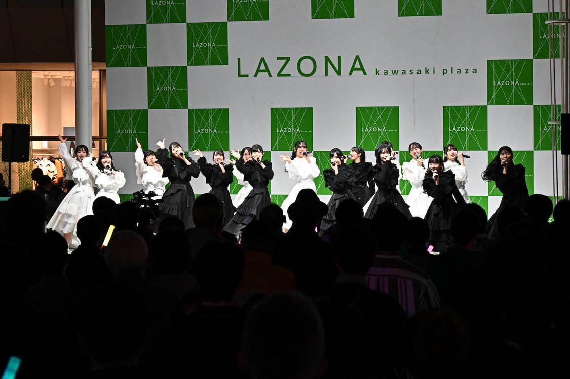 ＜9thシングル「息をする心」発売記念インストアライブ＞ラゾーナ川崎プラザ ルーファ広場 グランドステージ（2023年3月15日／©STU）