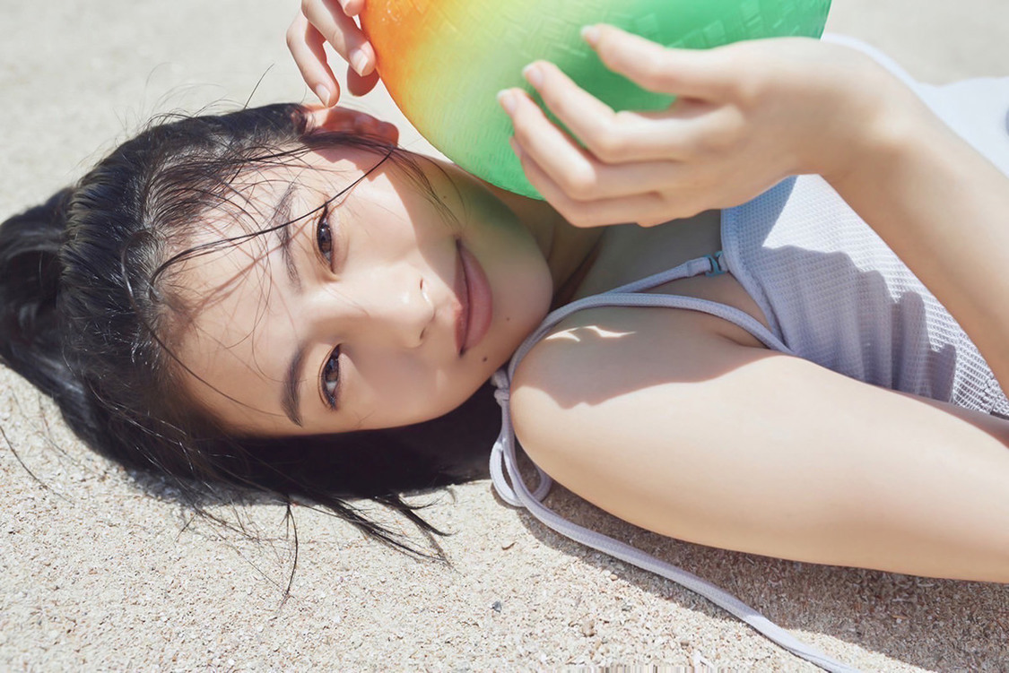 『出口夏希1st写真集 Liberte』先行カット（©KADOKAWA／写真：熊木優）