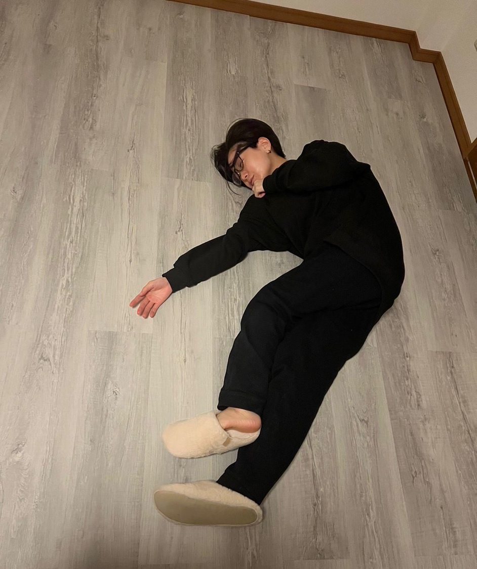 友達の家の床張替えをして疲れた私。