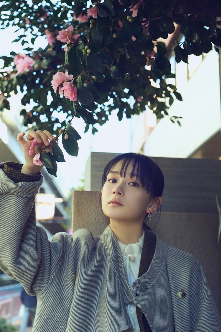 『畑芽育1st写真集　残照』（©KADOKAWA／撮影：神藤剛）