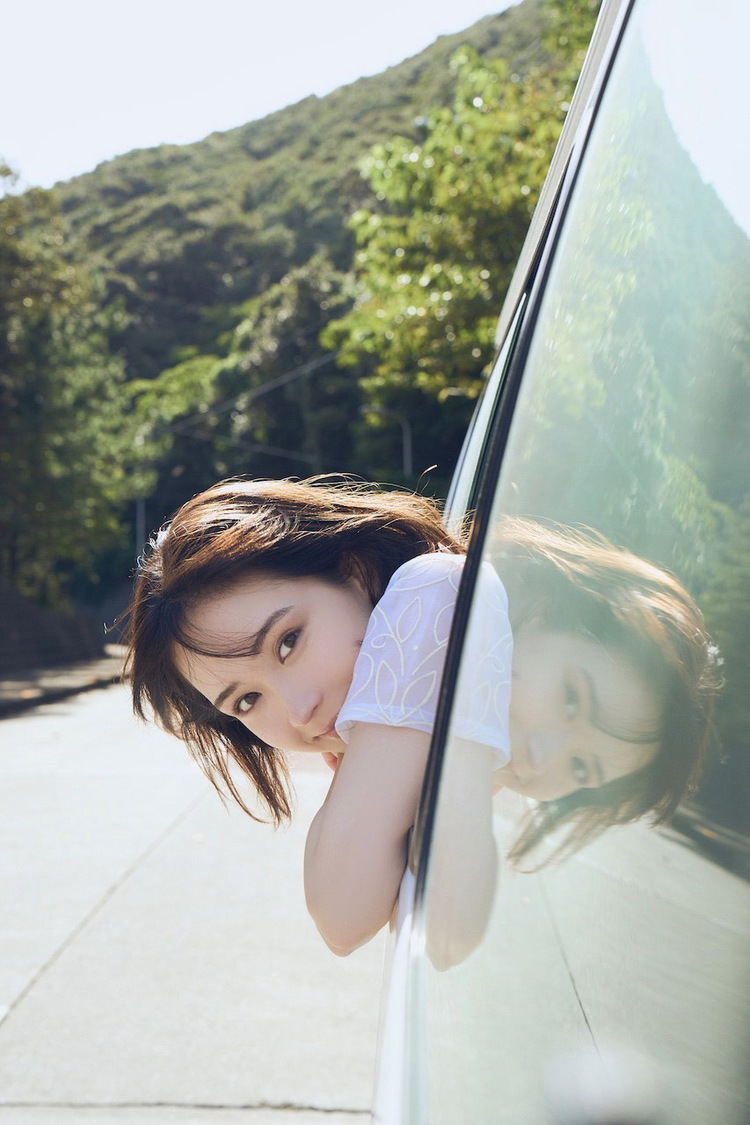 『畑芽育1st写真集　残照』（©KADOKAWA／撮影：神藤剛）