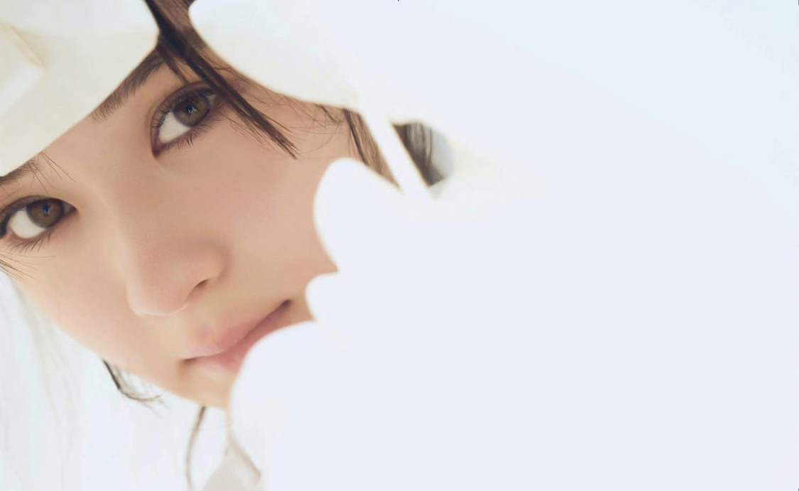 『畑芽育1st写真集　残照』（©KADOKAWA／撮影：神藤剛）