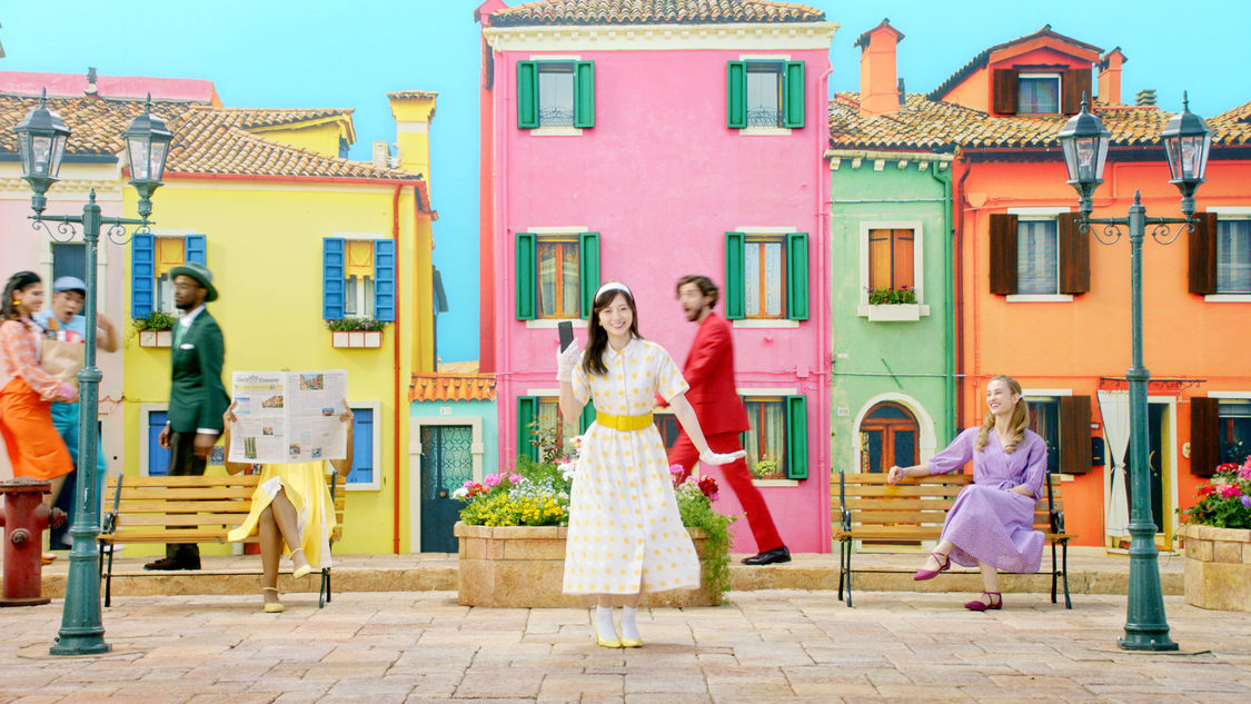 白石麻衣『Google Pixel 3a「半額ブギウギ」篇』より