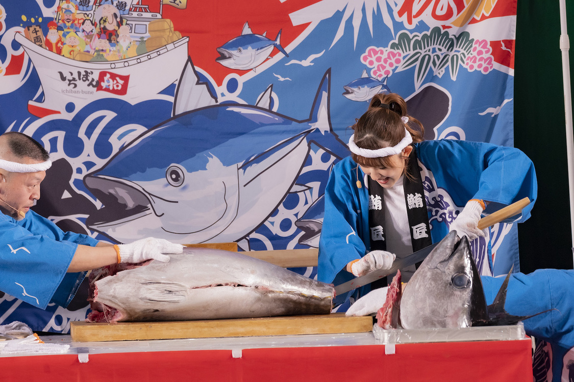 川村文乃 マグロ解体ショー＜木下グループ presents カーボンニュートラルを考える2023 by SATOYAMA&SATOUMI movement＞幕張メッセ 国際展示場 ホール6（2023年4月1日）