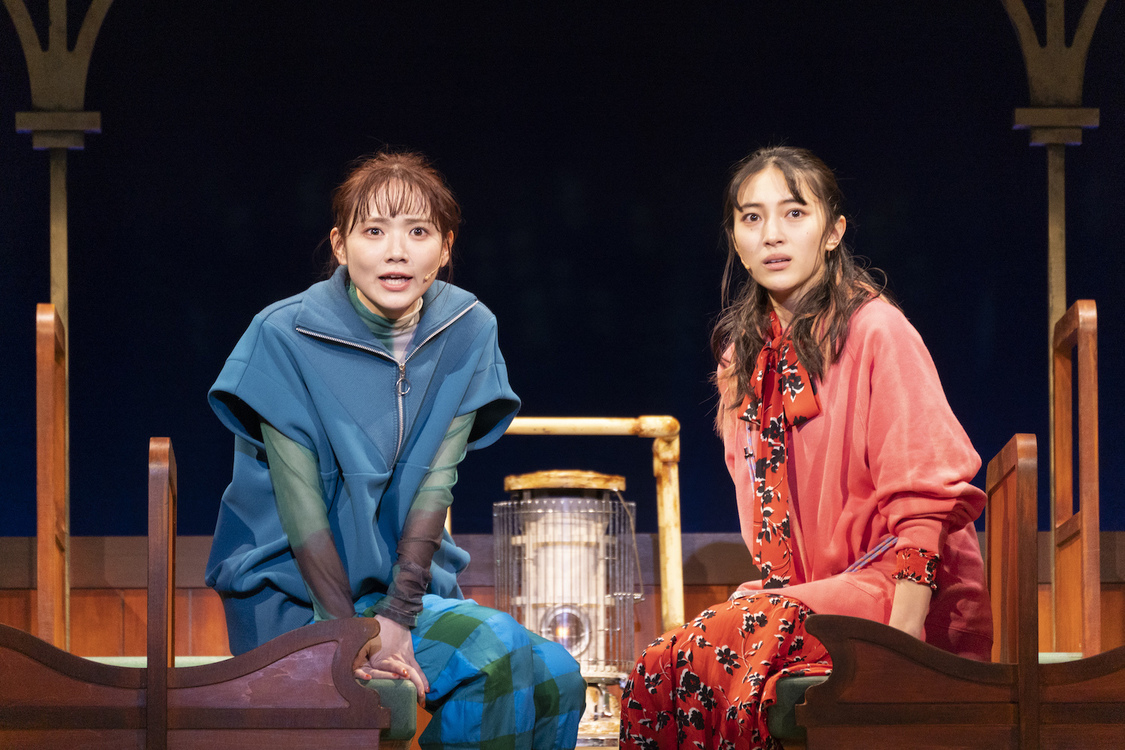 ＜宮沢賢治『銀河鉄道の夜』より『たぶんこれ銀河鉄道の夜』〜The Night of the Milky Way Train(right?)〜＞左：田村真佑、右：久保田紗友