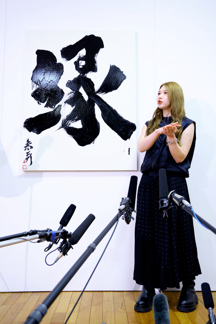 竹内朱莉（アンジュルム）書道展＜煌々舞踊＞取材会 明治神宮外苑・聖徳記念 絵画館（2023年4月14日）