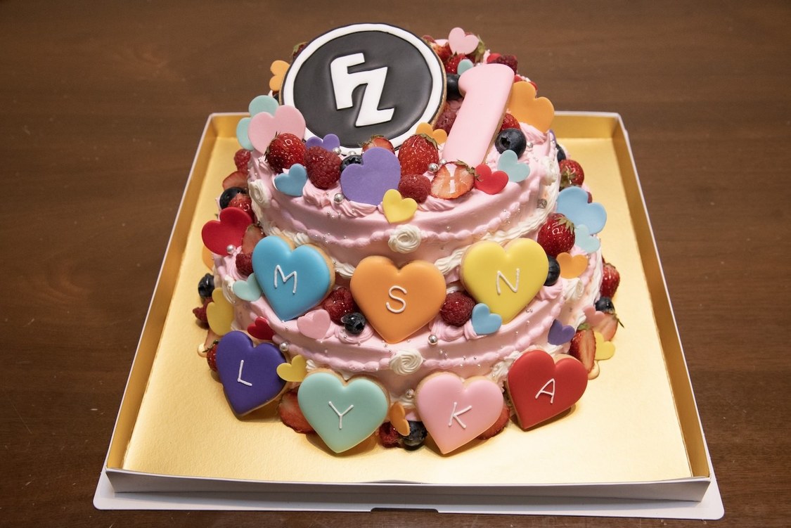 『FRUITS ZIPPER PERFECTBOOK ふるっぱーのほん vol.1』（東京ニュース通信社刊　撮影：HIROKAZU）