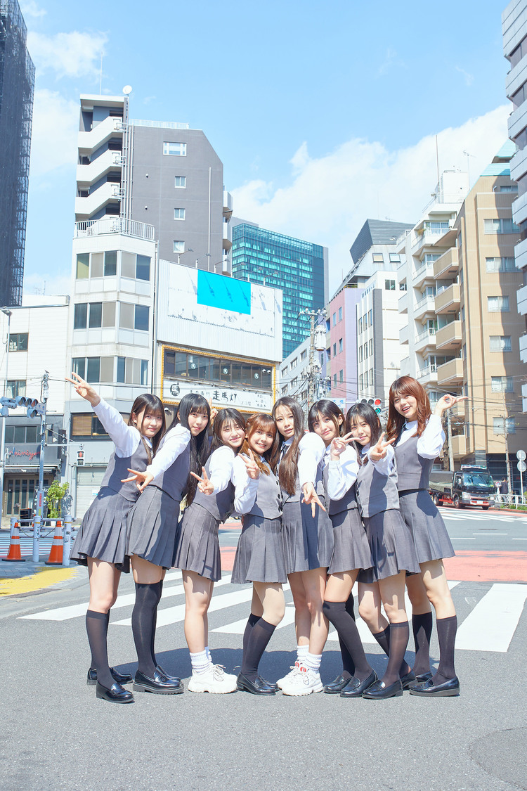 左からアノン、ウララ、スズナ、ナエ、ナツキ、ハルコ、ミユ、リリサ