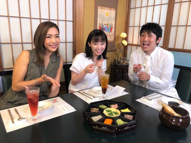 写真左から、麻田ゆん、今泉佑唯、ノンスタイル石田