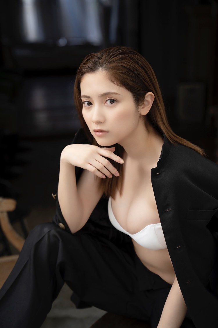 桃月なしこ『月刊少年チャンピオン』アザーカット（(c)小池伸一郎（秋田書店））