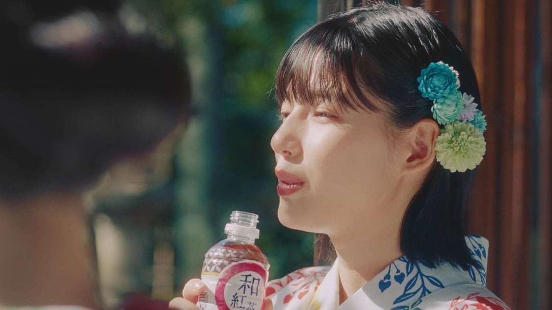 「和紅茶 無糖ストレート」新TV-CM「和紅茶姉妹」編より
