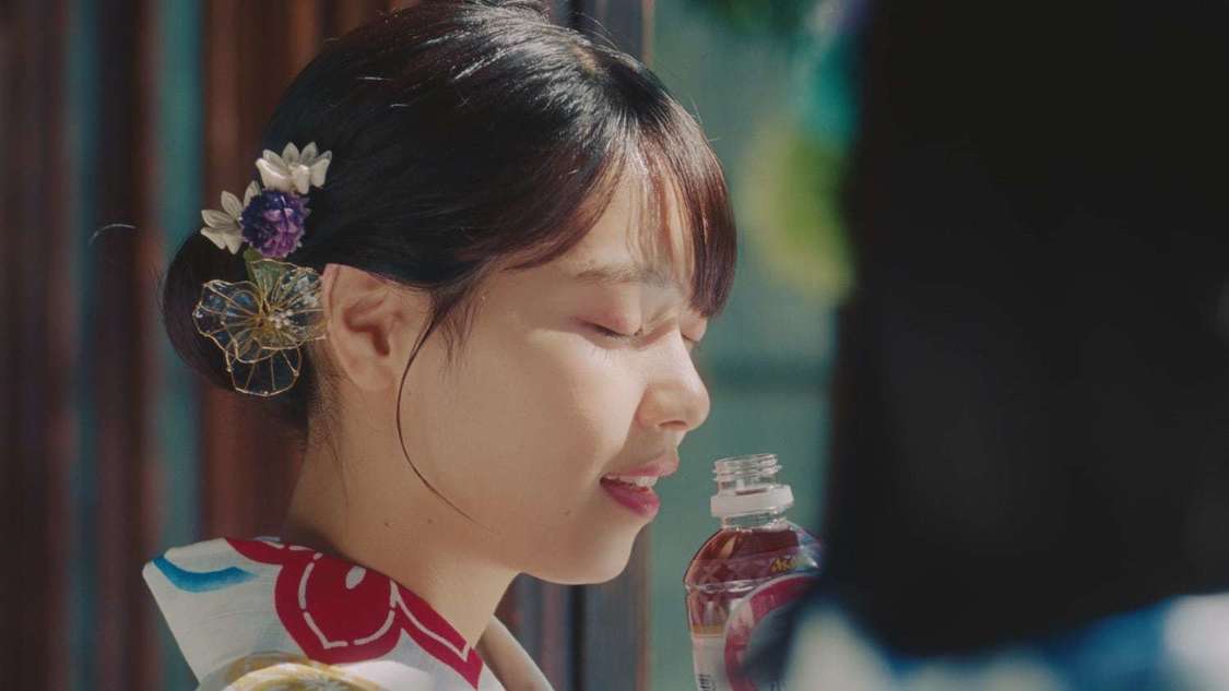 「和紅茶 無糖ストレート」新TV-CM「和紅茶姉妹」編より