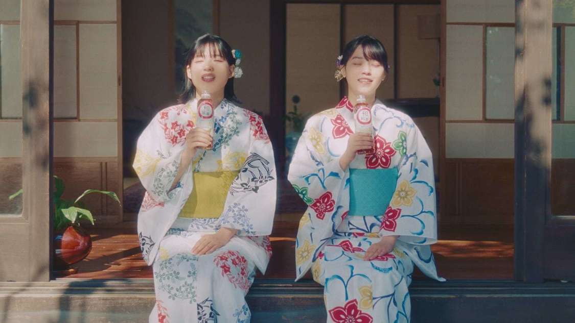 「和紅茶 無糖ストレート」新TV-CM「和紅茶姉妹」編より