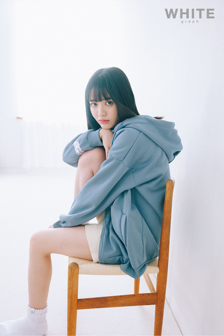 鎮西寿々歌（FRUITS ZIPPER）『WHITE graph 010』（撮影：峠雄三）