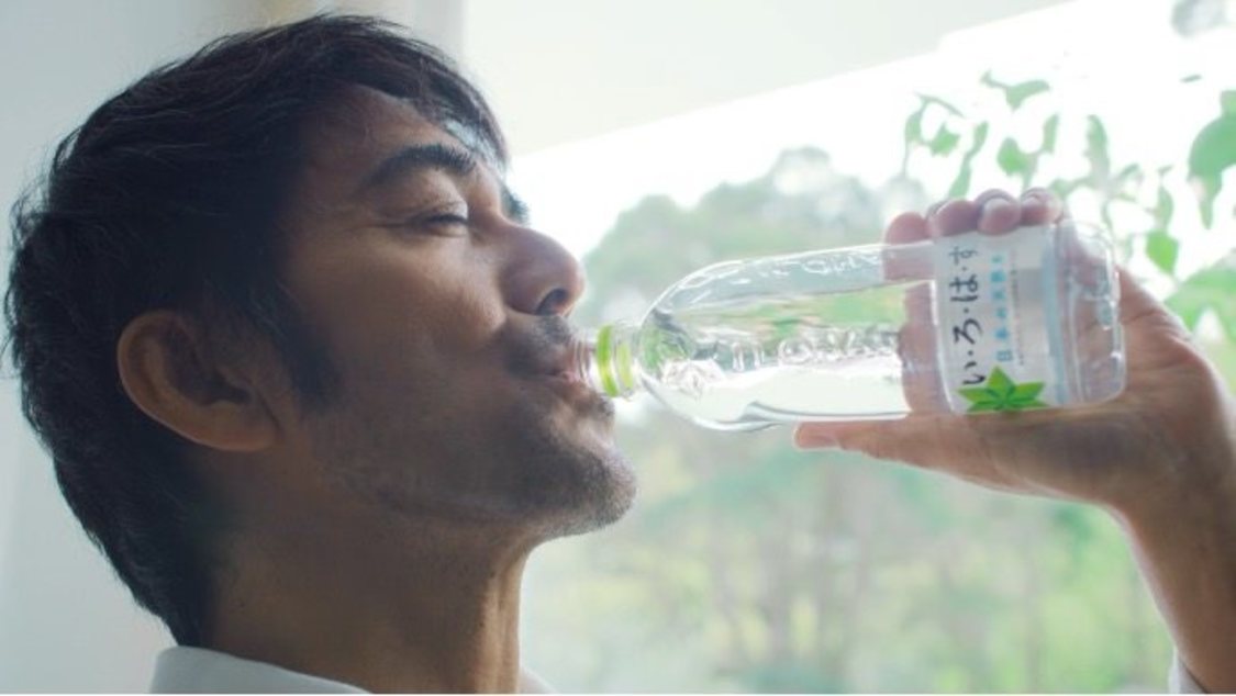 「い・ろ・は・す ごくごく自然に未来を変える水」