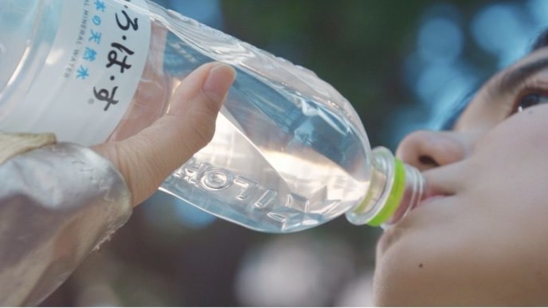 「い・ろ・は・す ごくごく自然に未来を変える水」