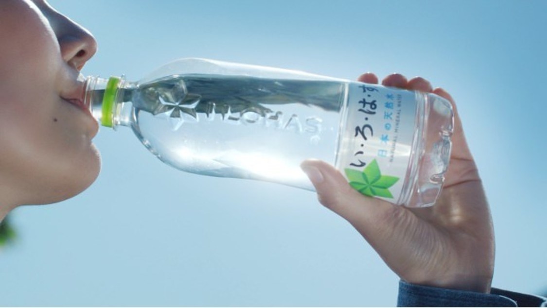 「い・ろ・は・す ごくごく自然に未来を変える水」