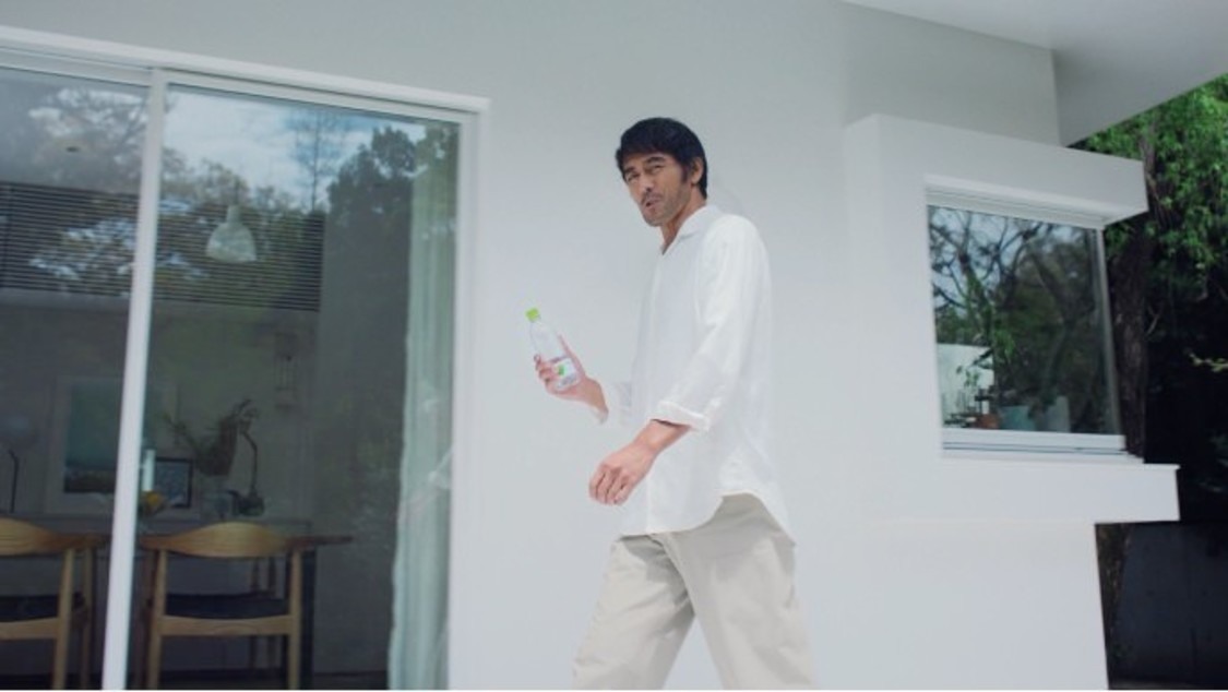 「い・ろ・は・す ごくごく自然に未来を変える水」