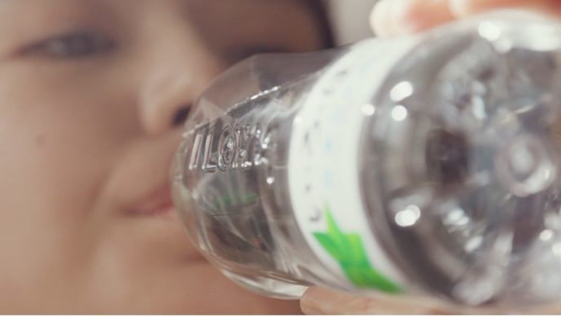 「い・ろ・は・す ごくごく自然に未来を変える水」