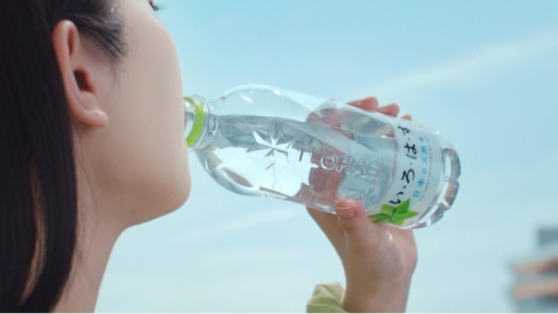 い・ろ・は・す ごくごく自然に未来を変える水 浜辺美波篇」