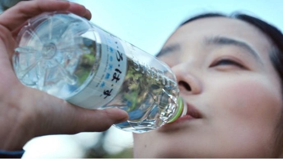 い・ろ・は・す ごくごく自然に未来を変える水 浜辺美波篇」