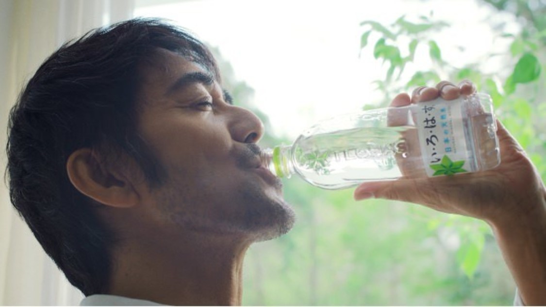 「い・ろ・は・す ごくごく自然に未来を変える水 阿部寛篇」