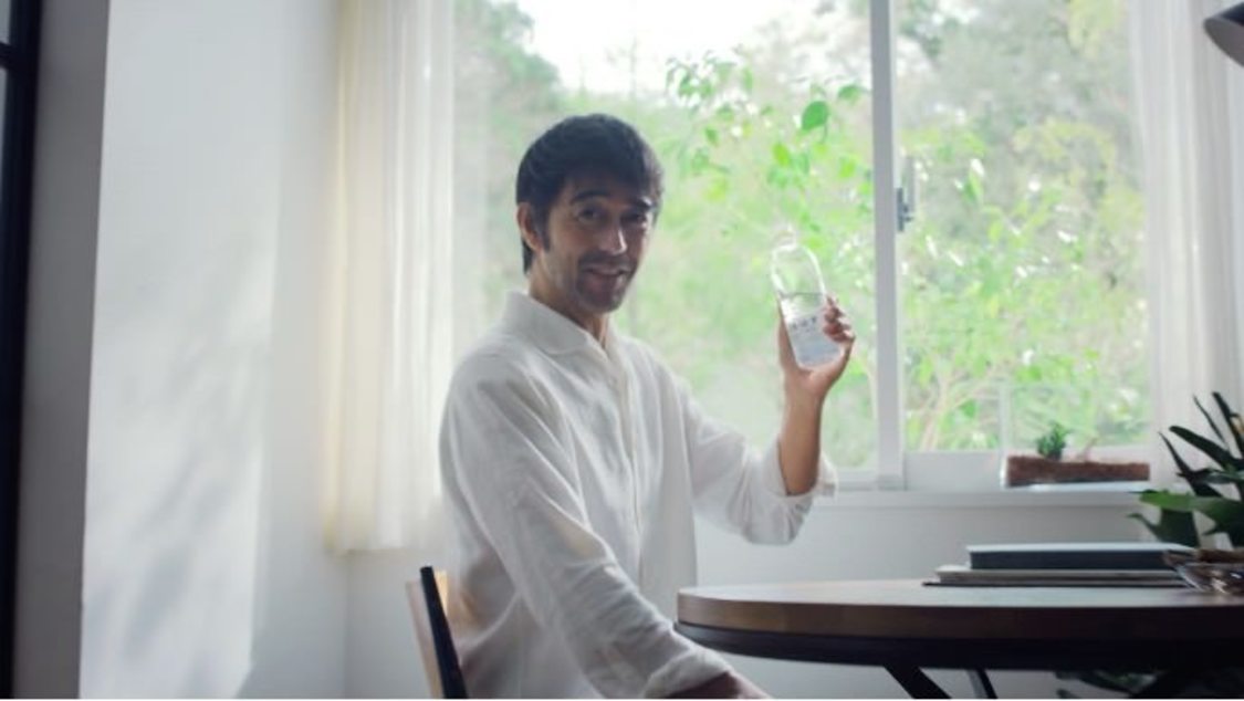 「い・ろ・は・す ごくごく自然に未来を変える水 阿部寛篇」