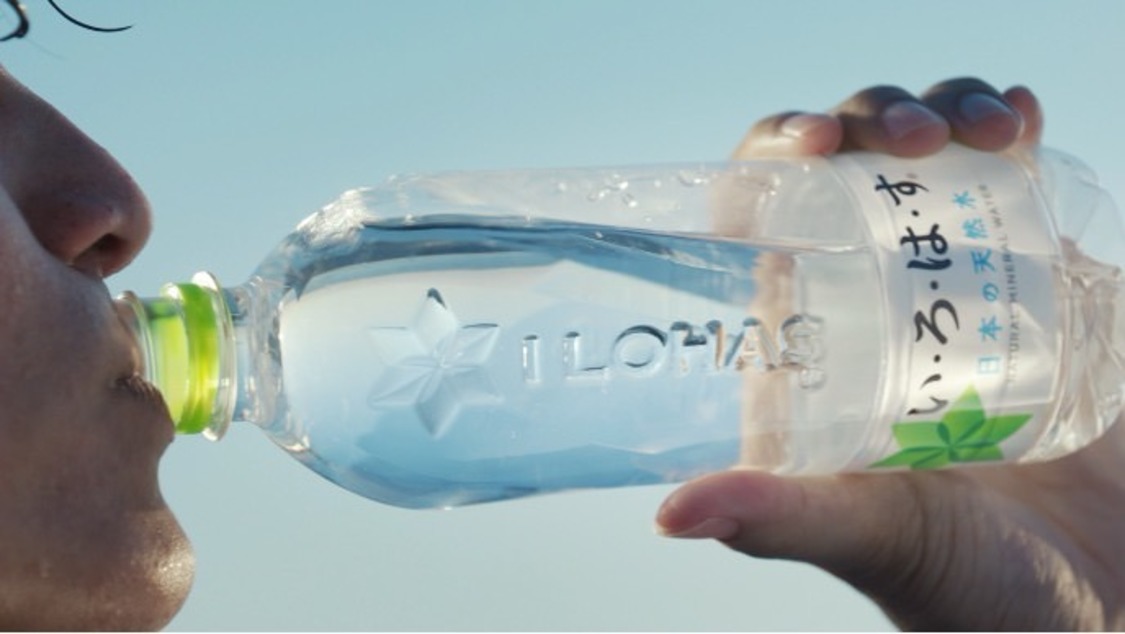 「い・ろ・は・す ごくごく自然に未来を変える水 阿部寛篇」