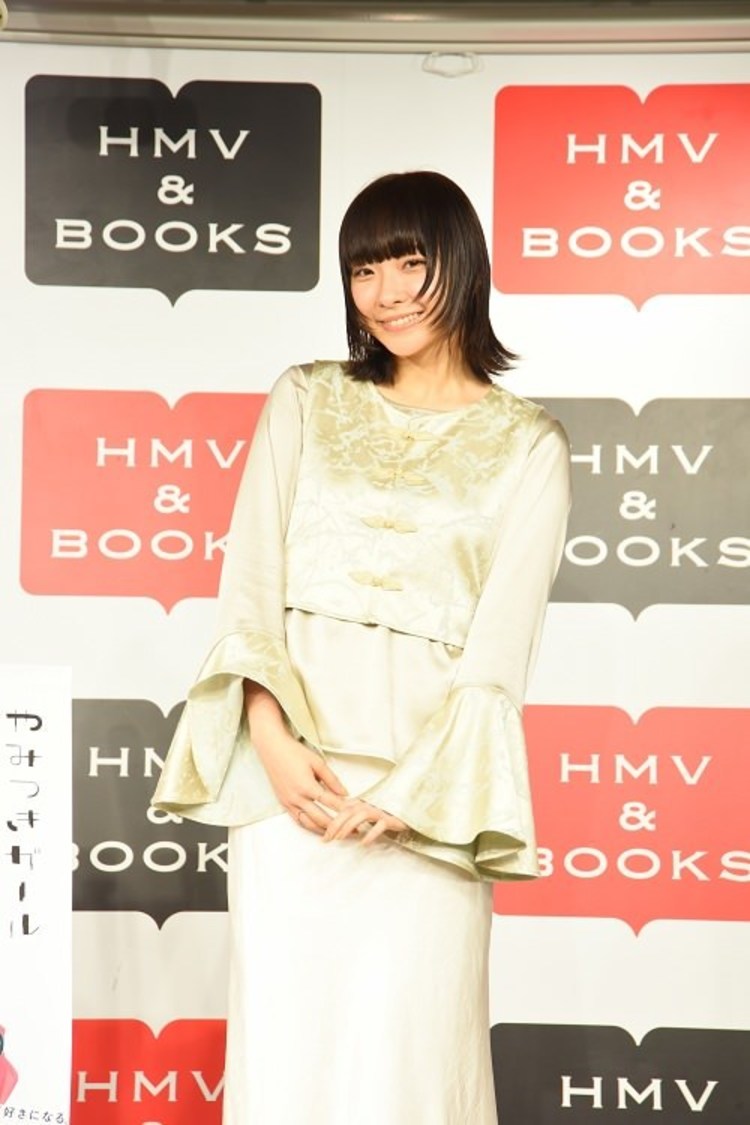 now（ExWHYZ）フォトブック『やみつきガール』（東京ニュース通信社刊）