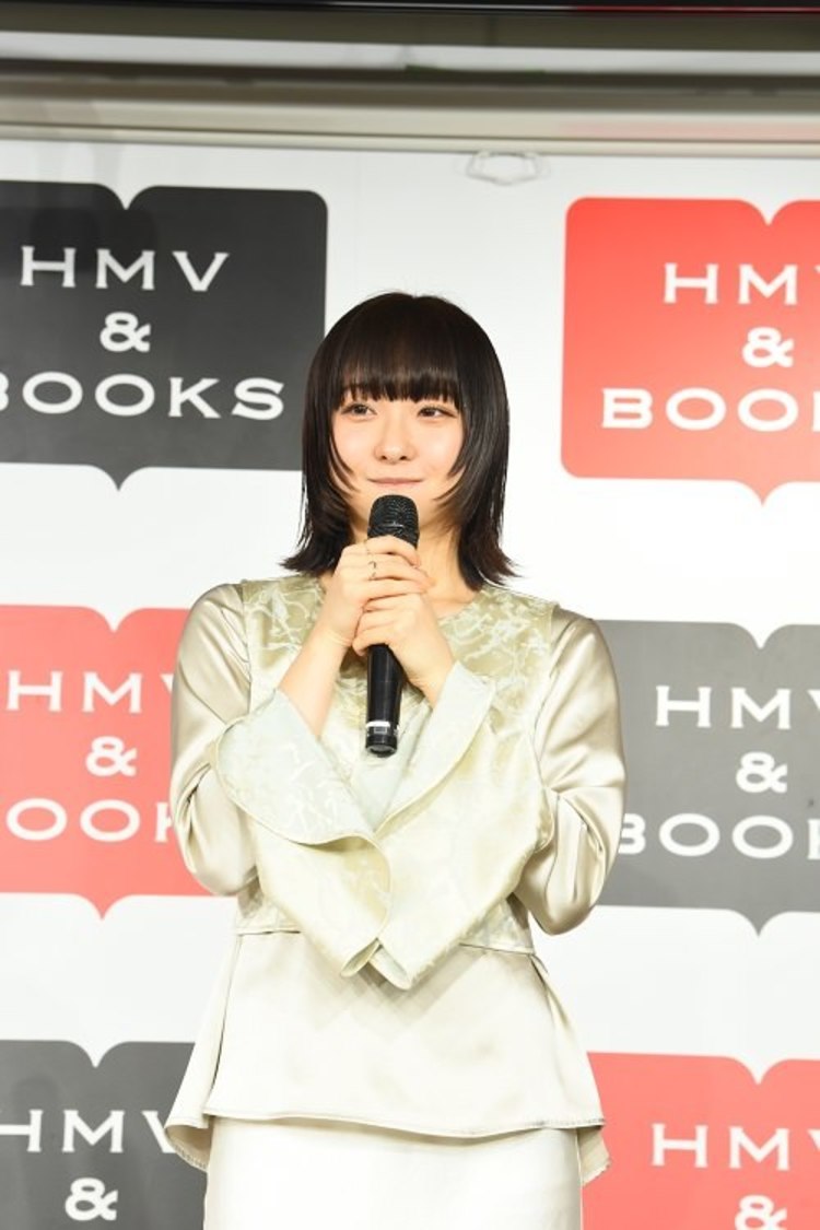 now（ExWHYZ）フォトブック『やみつきガール』（東京ニュース通信社刊）