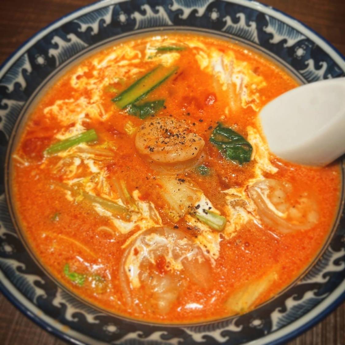 最近なかなかラーメンを食べに行けてなく、やっとこの前ラーメンにありつけました。トマトラーメンですが……。