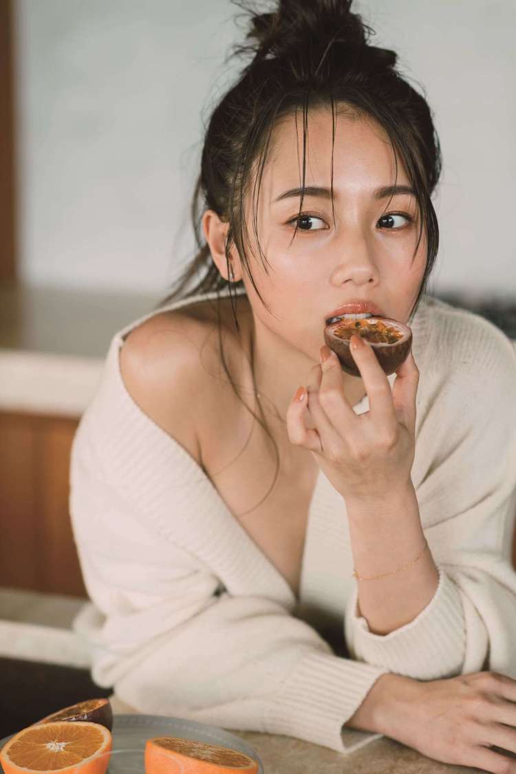 伊原葵 1st写真集 『Noon』（撮影：三瓶康友）